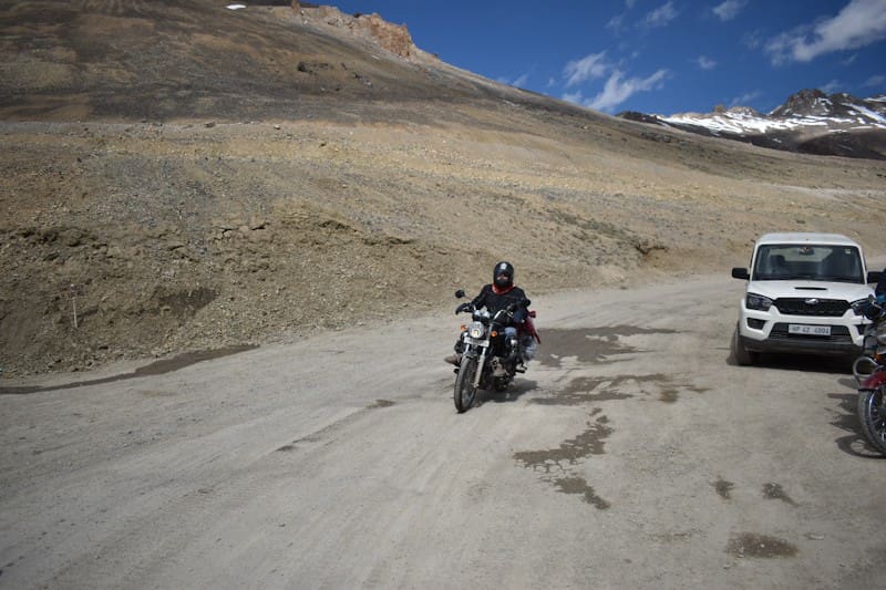 men is rideing on bike for going leh from manali