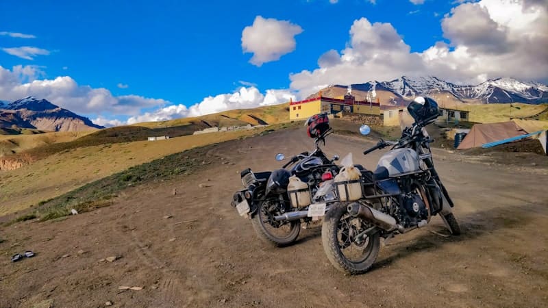 motoe bike on himalayn spiti valley