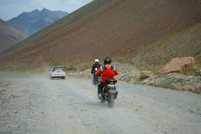 there are 2 rider to riding toword to leh